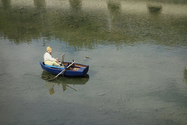 Da sitzt Claude Monet und malt die Brücke