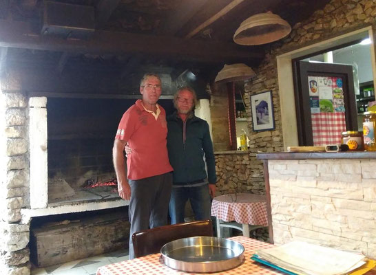 Rüdiger mit Felix am Grill
