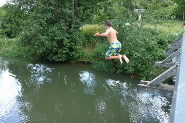 Mutig springen zwei Jungs von einer Brücke in die kalte Vils