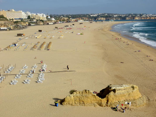 Blick zurück auf den breiten Sandstrand