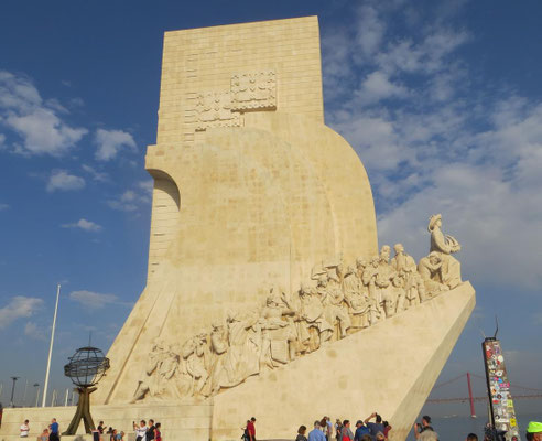 Seefahrerdenkmal - Padrao dos Descobrimentos - Zu Ehren der Entdecker früherer Zeiten zeigt diese Skulptur 33 wichtige Persönlichkeiten, die allesamt Seefahrer, Schriftsteller, Künstler oder Historiker waren.