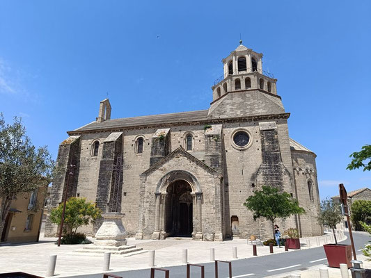 Le Thor - jeder kleine Ort hat anscheinend eine bombastische Kirche!!