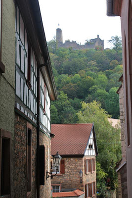 Oben sieht man die Burgruine Windeck