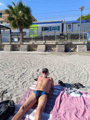 Die Bahn fährt direkt am Strand entlang 