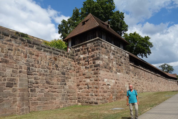Dicke Mauern umgeben den Stadtkern