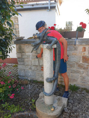 Auf Knopfdruck spuckt der Drachenbrunnen auch Wasser