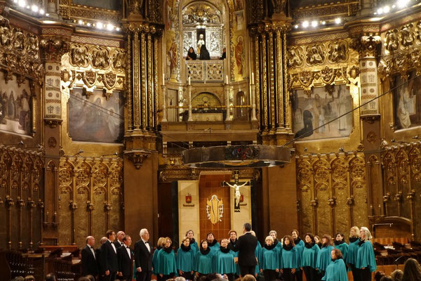 Der Chor singt -  und darüber im Fenster sieht man die Besucher der Madonna