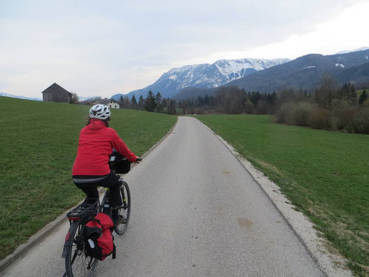 Start der Radtour - Die Schneeberge immer im Auge