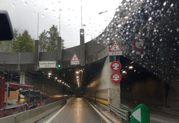Regen und 14 Grad bei der Einfahrt in den Tunnel 