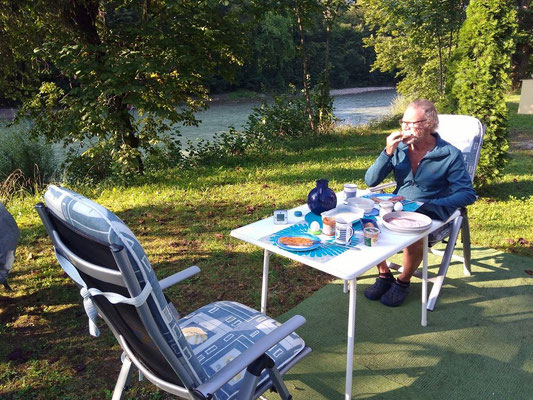 Jeden Morgen gibt es Frühstück am Fluß