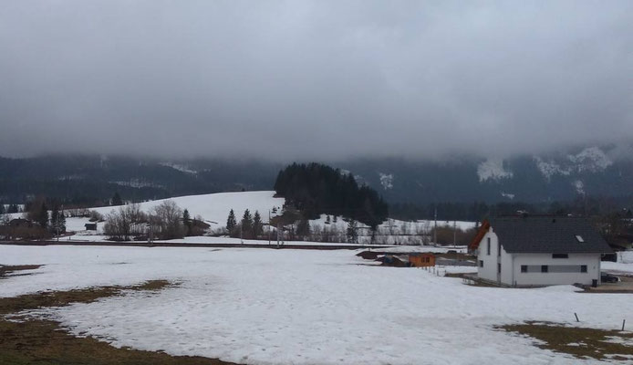 Anfahrt über schneebedeckte Berge in Österreich