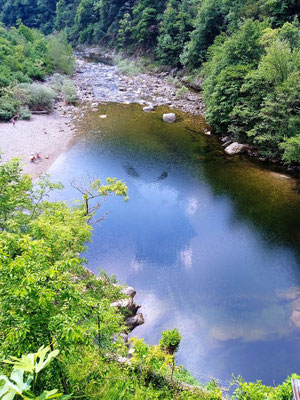 Blick von der Kirche runter zum See