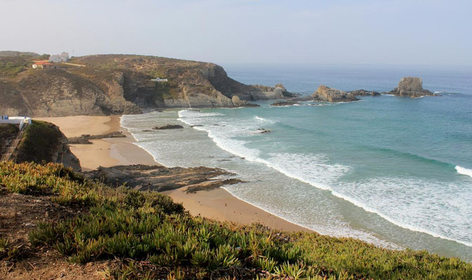 Hauptstrand in Zambujeira do Mar bei Flut