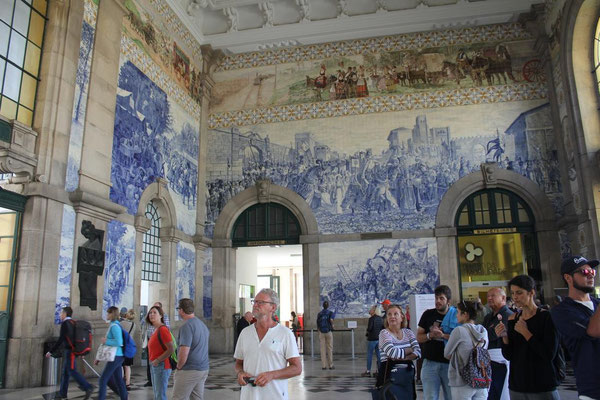 Bahnhof Porto Sao Bento mit zahlreichen, typisch portugiesischen Fliesenbildern, den sogenannten Azulejos.