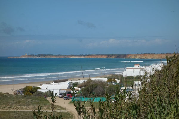 andere Richtung liegt der Felsstrand