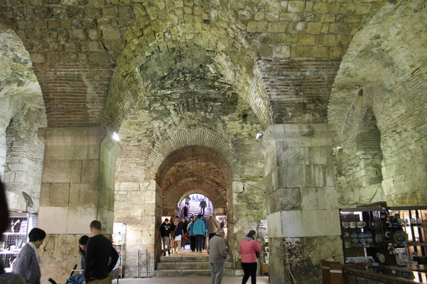 Gewölbe unter dem Diokletianspalast mit vielen Shops