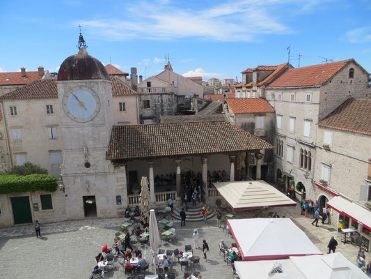 Auf halber Höhe Blick auf den Glockenturm und die Stadtloggia