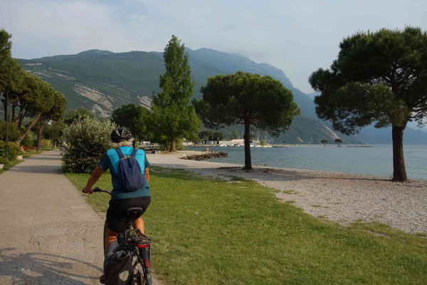 Strand am Abend in Torbole 