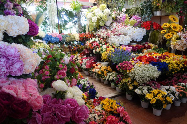 Viele bunte Blumen......alles künstlich