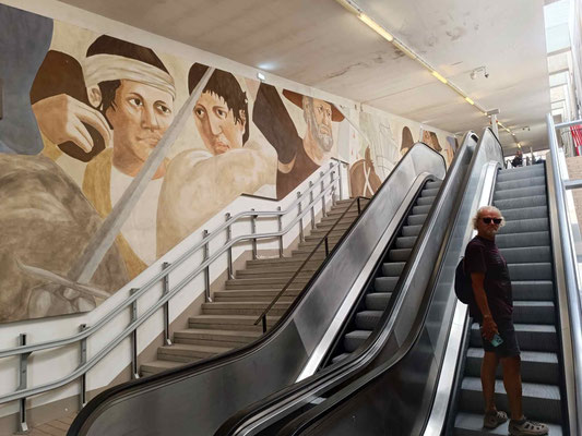 Mehrere Rolltreppen hintereinander erleichtern den Weg nach oben 