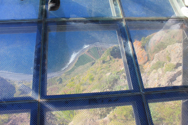 Blick durch den Glasboden nach unten