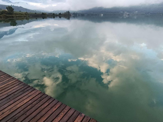 Der Himmel spiegelt sich im Wasser 
