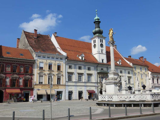 Glavni trg mit Rathaus und Pestsäule