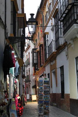 Enge Gassen in der Barrio de Santa Cruz - der Altstadt Sevillas