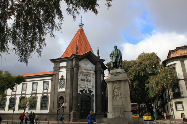 Bank von Portugal mit der Statue des Entdeckers von Madeira Joao Goncalves Zarco