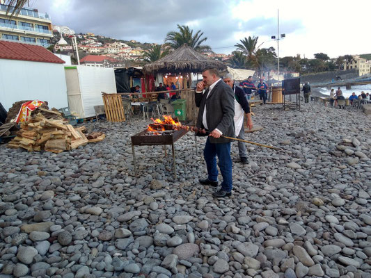 der traditionelle Fleischspieß wird am Strand gegrillt