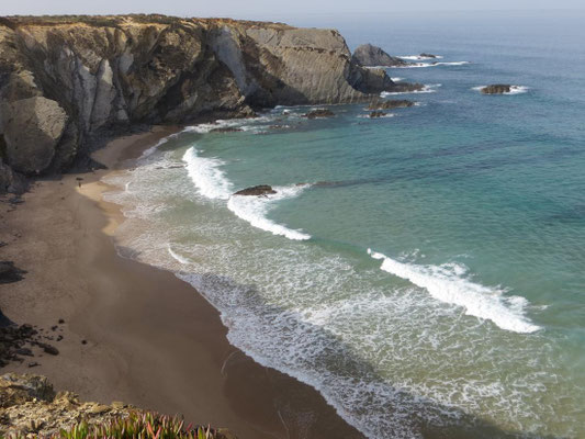 Strand bei Zambujeira do Mar bei Flut