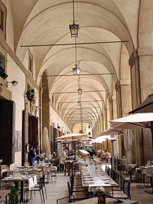 An der Piazza Grande - unter den Arkaden 