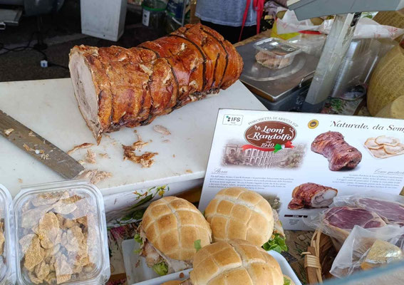 Scheibchenweise wird der Schweineschinken hier verkauft 