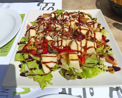 Salat mit Apfel, Rosinen und Nüssen 