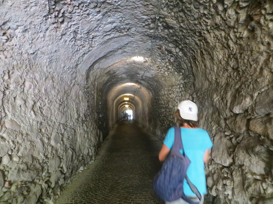 Ein Tunnel mit Ampelregelung für Fußgänger und Auto