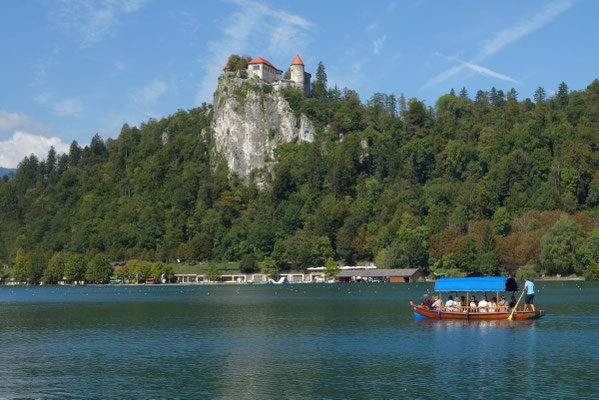 Pletna-Boot unterwegs zur Insel -Antrieb mit einem Ruderer