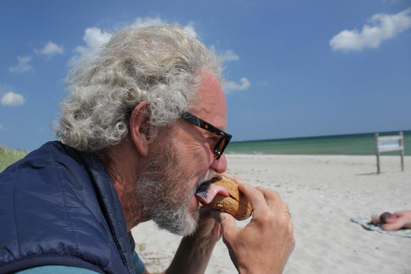 Matjesbrötchen am Ostseestrand