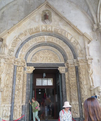 Haupteingang der Kathedrale Sv. Lovre