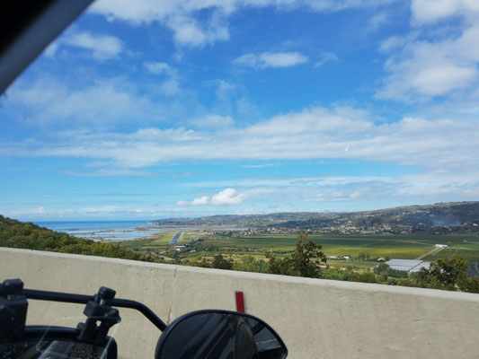 Erster Blick aus dem Auto auf das Meer