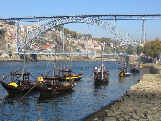In der Vergangenheit wurden Portwein Fässer mit den Rabelo Booten auf dem Fluss Douro transportiert