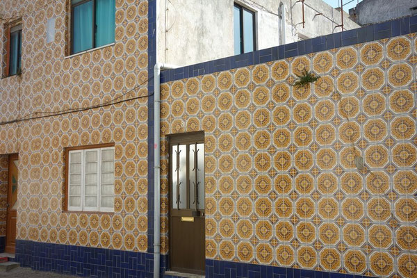 typisches Haus in Portugal - mit Fliesen verkleidet