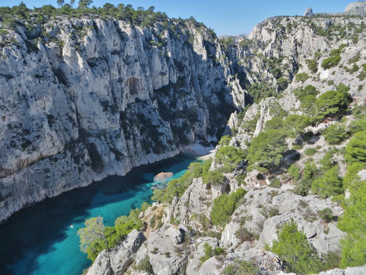Blick von oben auf unser Ziel - die Badebucht in der Calanque d`En-Vau