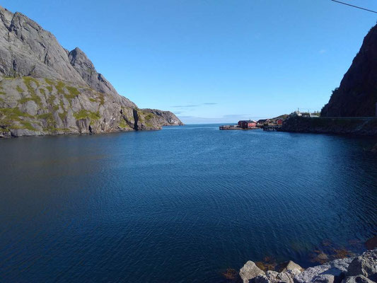 Wir verlassen Nusfjord und plötzlich ist der Himmel blau