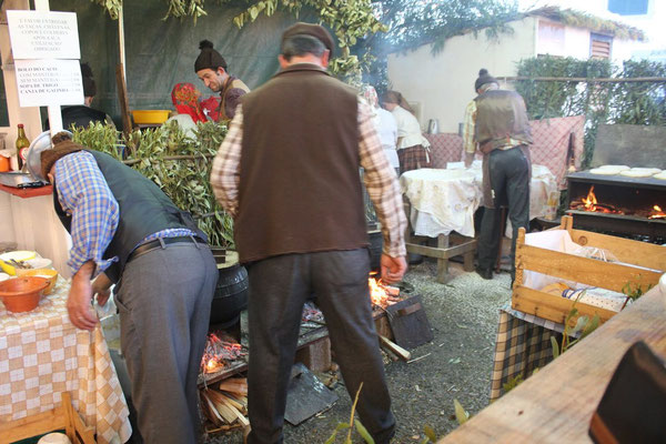 Hier wird auf Holzöfen die Suppe gekocht 