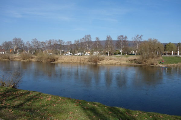Der Stellplatz liegt direkt an der Weser