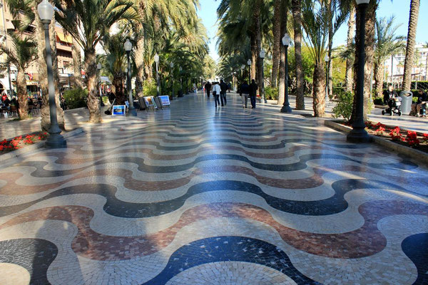 Promenade mit Wellenmosaik