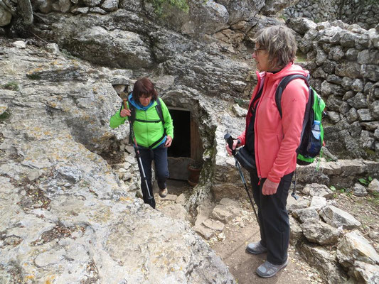 Eine Höhle am Wanderweg