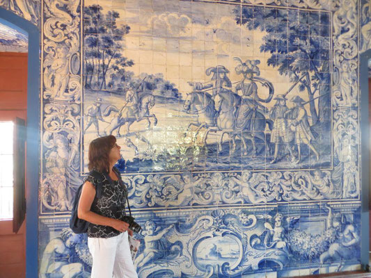 Azulejos, in weiß und blau gehaltene Fliesenbilder, die typisch für das 18. Jahrhundert sind.