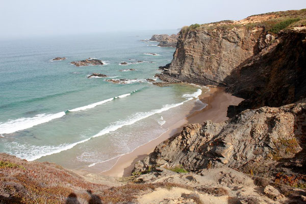 Strand bei Zambujeira do Mar bei Flut