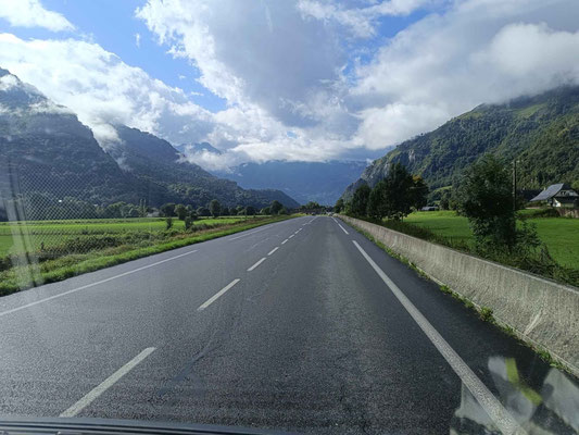 Wir fahren auf die Pyrenäen zu 